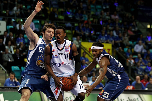 使他的队友 使他的队友